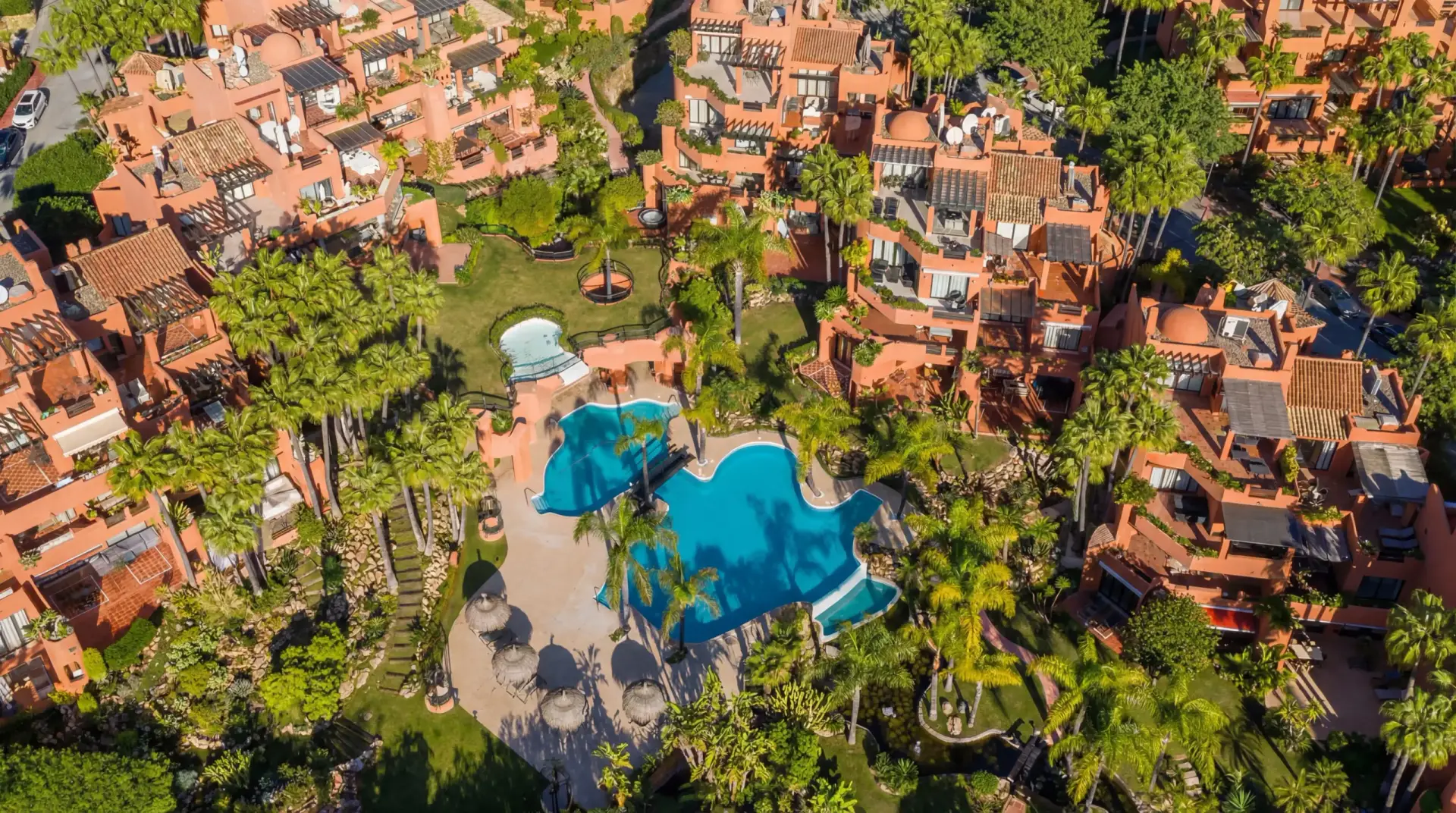 Luxury duplex penthouse in Nueva Andalucía Marbella with panoramic sea views, giant rooftop terrace, BBQ area, outdoor dining, and walking distance to Puerto Banús beach and marina.