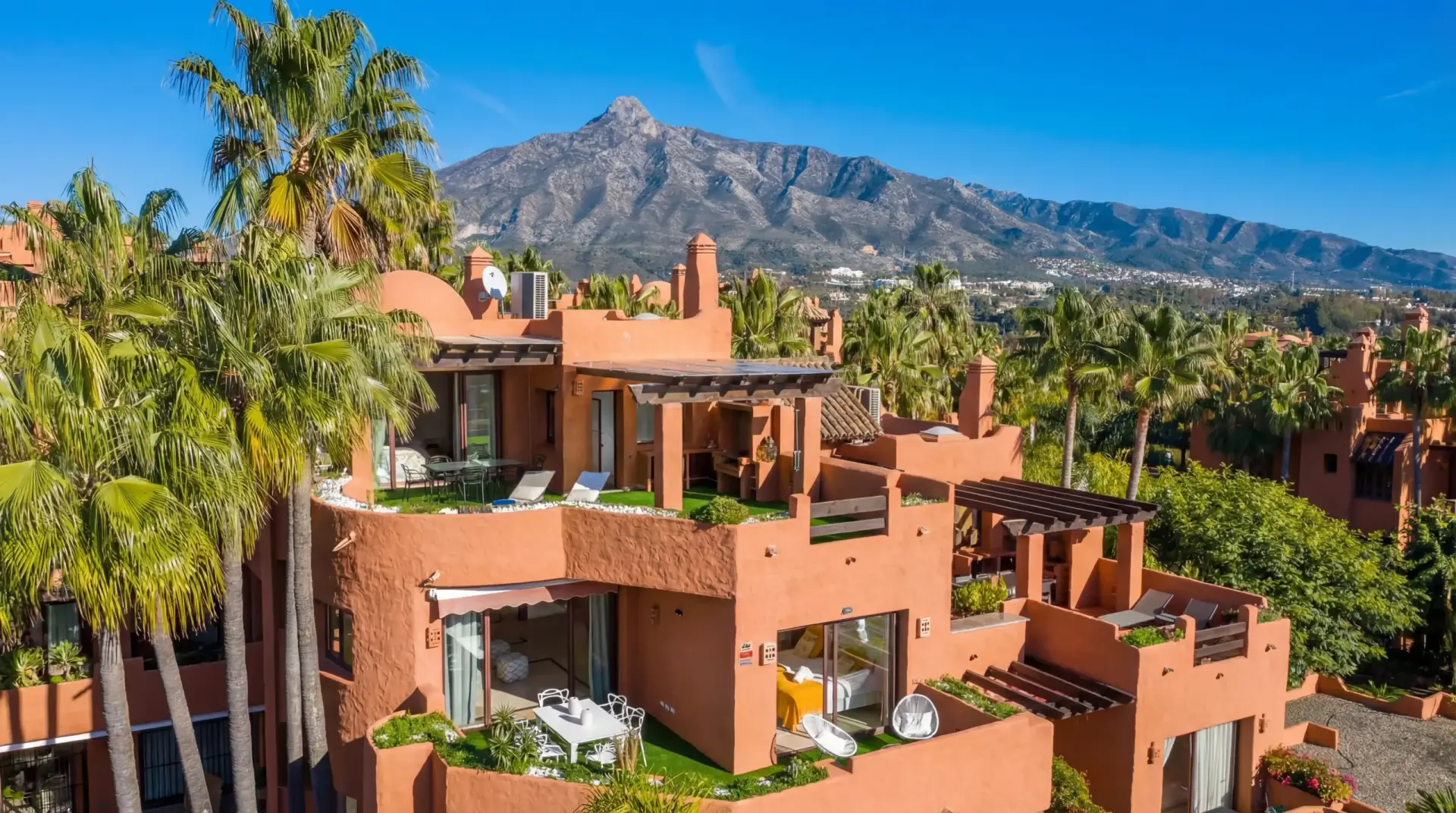Luxury duplex penthouse in Nueva Andalucía Marbella with panoramic sea views, giant rooftop terrace, BBQ area, outdoor dining, and walking distance to Puerto Banús beach and marina.