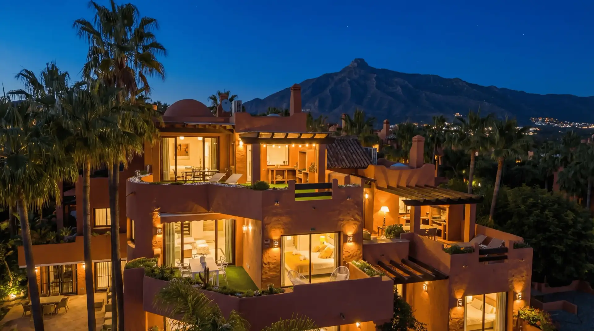 Luxury duplex penthouse in Nueva Andalucía Marbella with panoramic sea views, giant rooftop terrace, BBQ area, outdoor dining, and walking distance to Puerto Banús beach and marina.