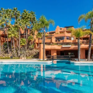Luxury duplex penthouse in Nueva Andalucía Marbella with panoramic sea views, giant rooftop terrace, BBQ area, outdoor dining, and walking distance to Puerto Banús beach and marina.